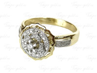 Кольцо с бриллиантами в форме цветка из золота
